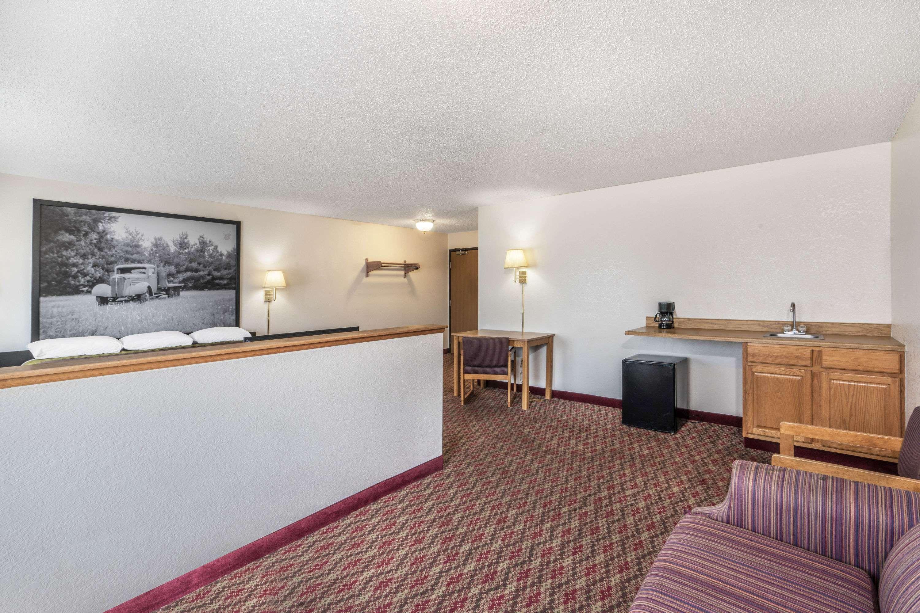Super 8 By Wyndham Fountain Otel Dış mekan fotoğraf